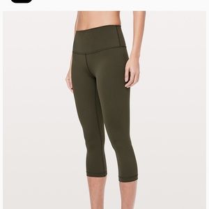 Green Lululemon Wunder Under Crops